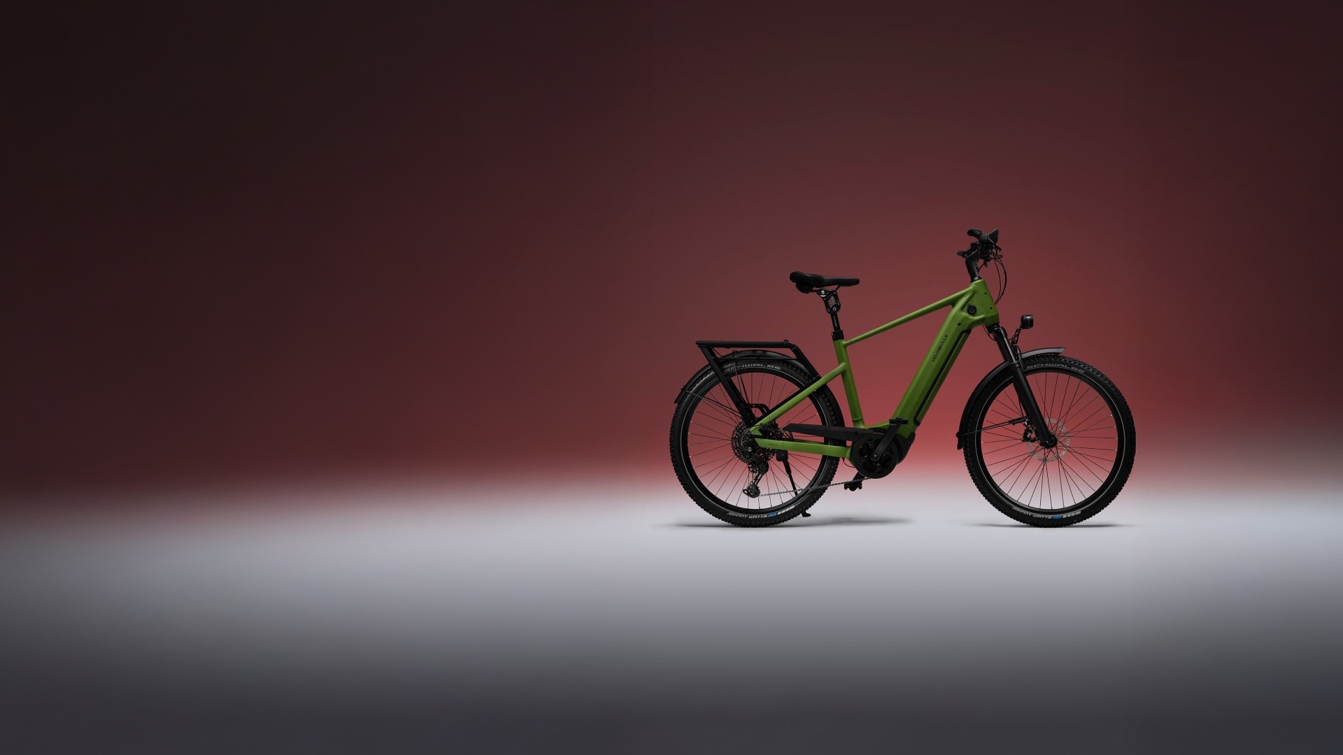 SUV E-Bike vor rotem Hintergrund