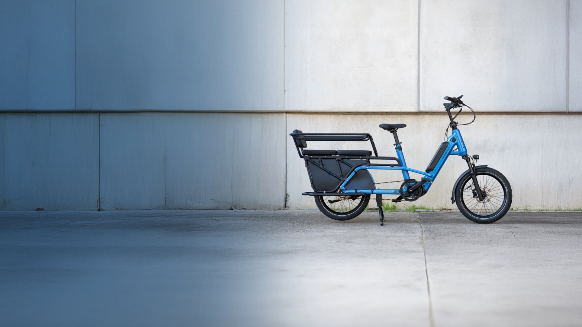Longtail E-Bike vor grauer Wand