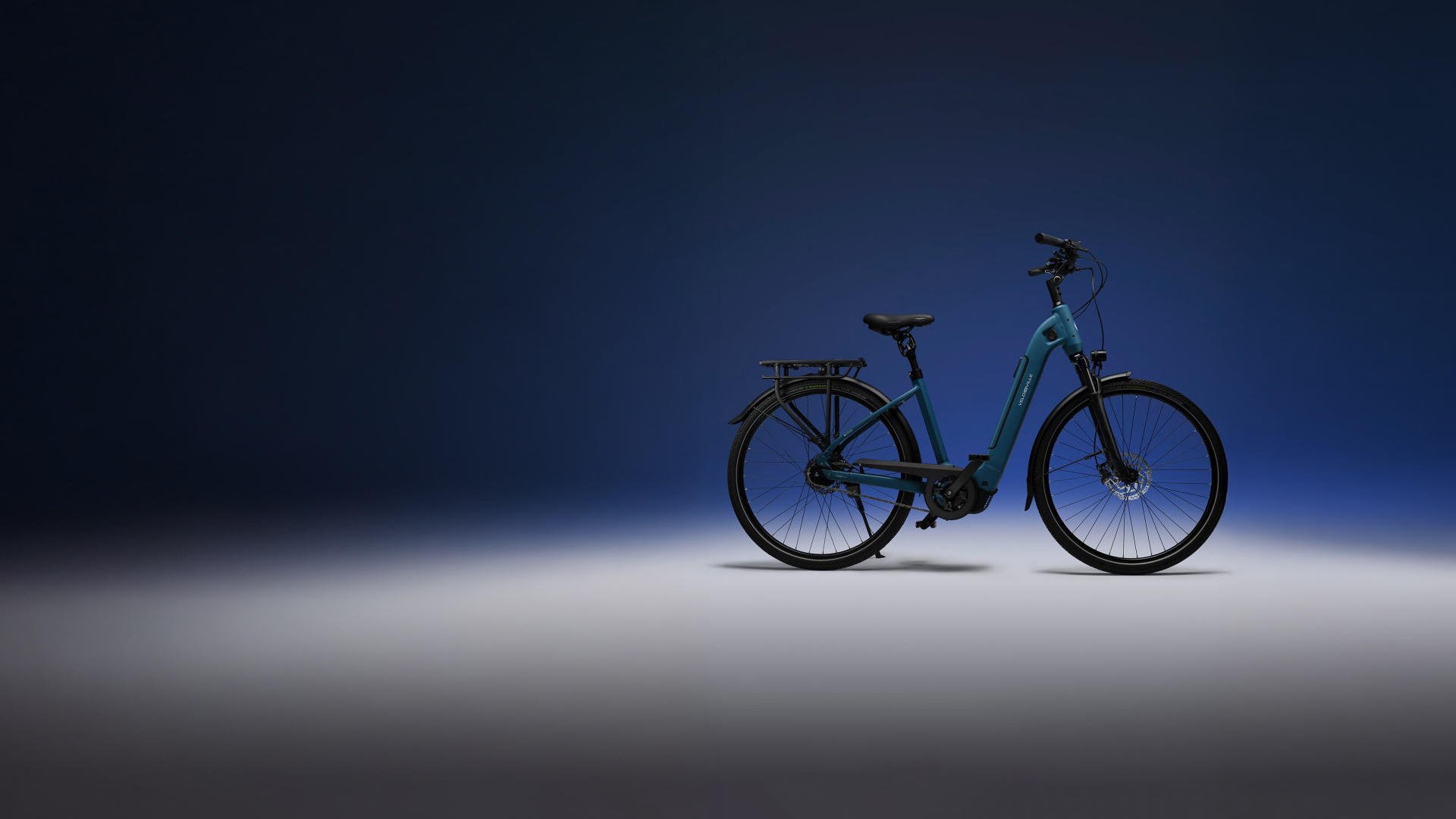 Comfort E-Bike vor blauem Hintergrund
