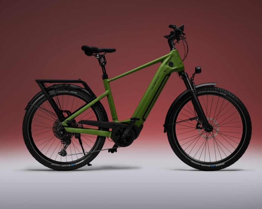 SUV E-Bike vor rotem Hintergrund