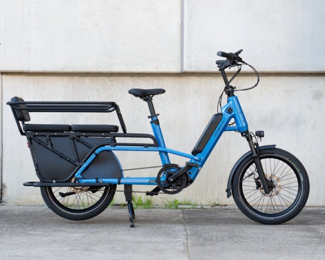 Longtail E-Bike vor grauer Wand