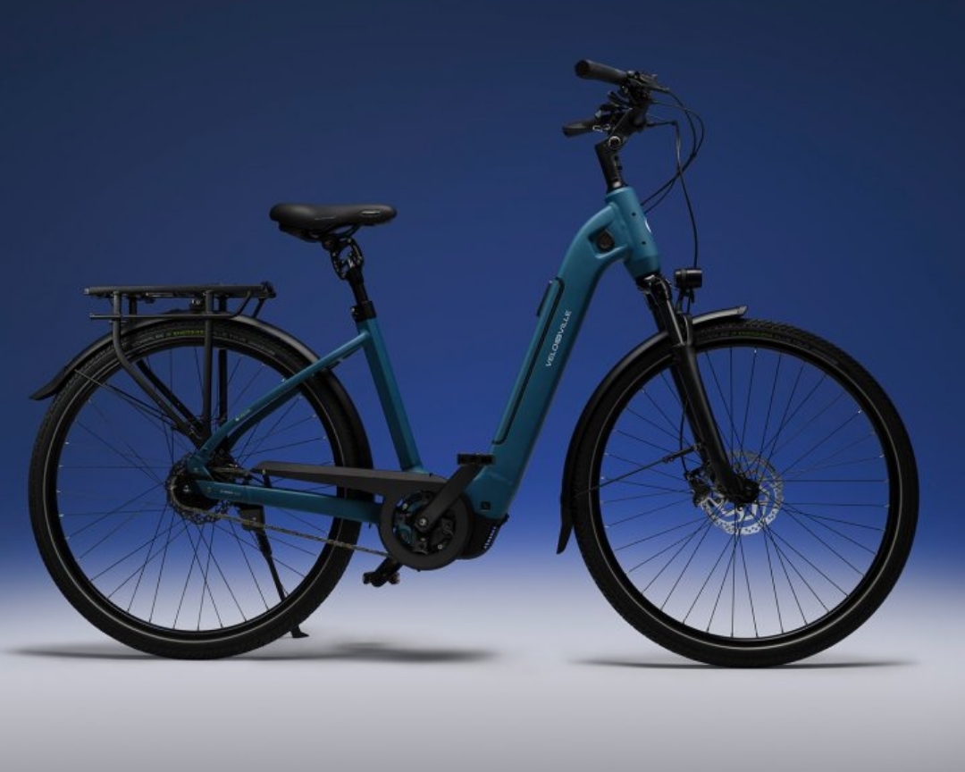 Comfort E-Bike vor blauem Hintergrund