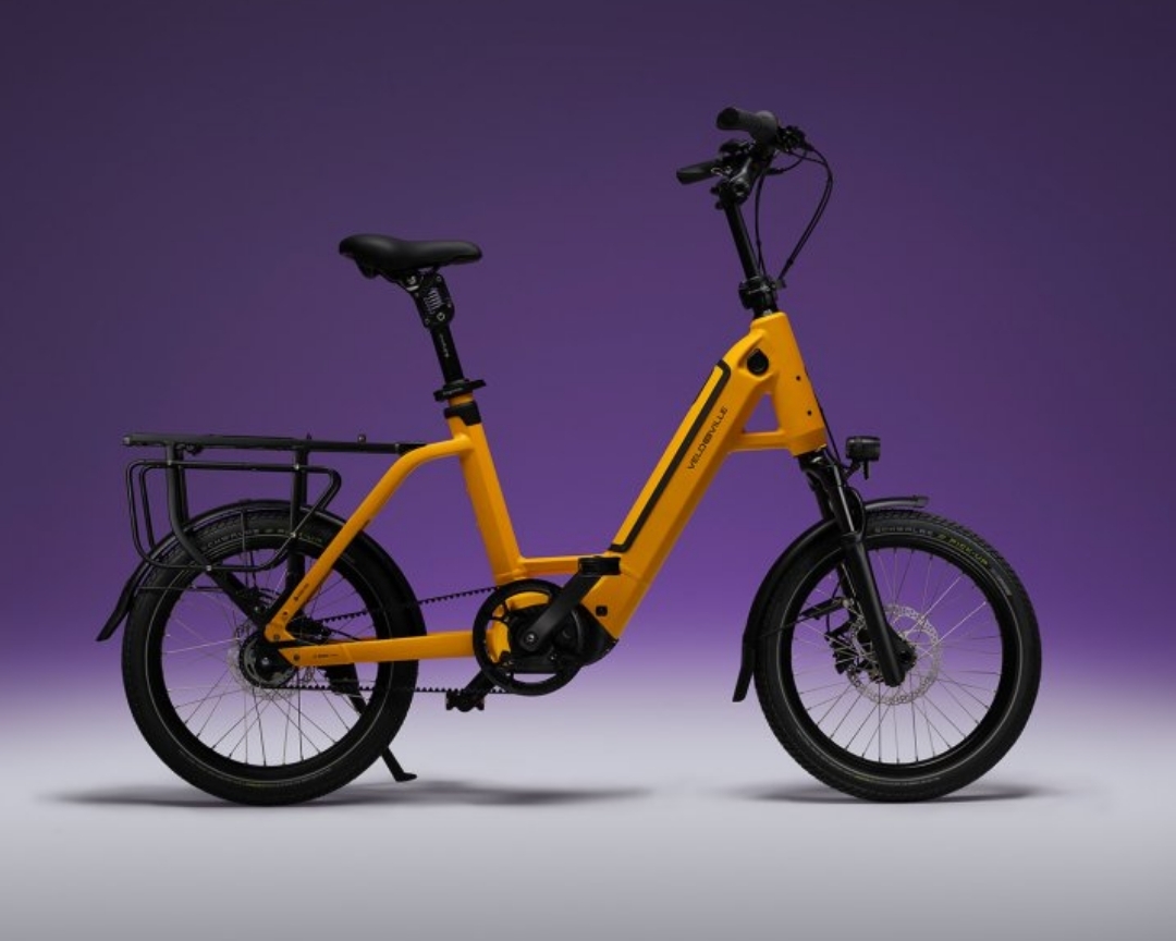 Kompaktes E-Bike vor lila Hintergrund